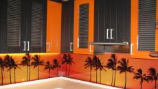 Narandžasta boja u unutrašnjosti kuhinje